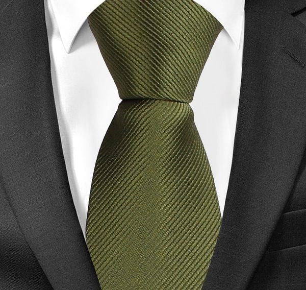 Κλασσική ανδρική γραβάτα με λαιμόκοψη, λαδί