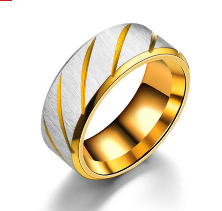 Πολυτελές ανδρικό δαχτυλίδι ασημί με διαγώνιο χάραγμα χρυσαφί