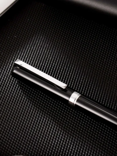 Φορητό μοντέρνο στυλό ασημί μαύρο
