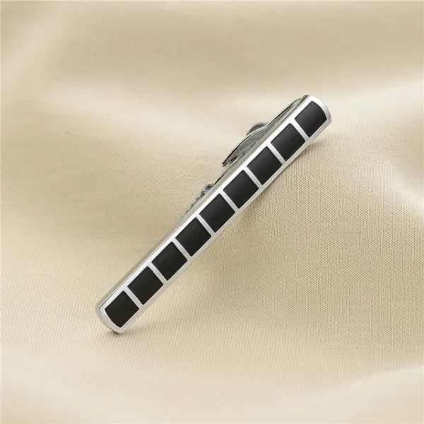 Tie clip with patternded I